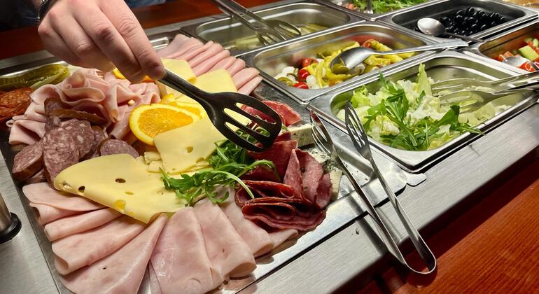 Prague: Sightseeing Boat Cruise with Buffet Dinner