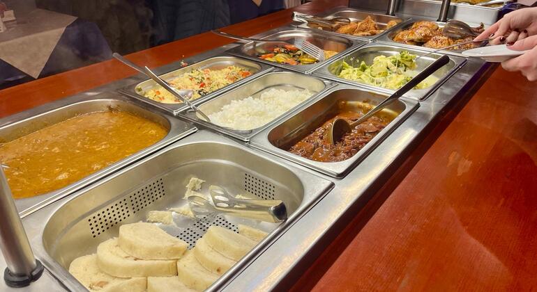 Prague: Sightseeing Boat Cruise with Buffet Dinner