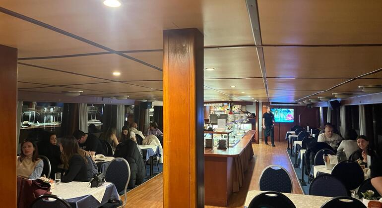 Prague: Sightseeing Boat Cruise with Buffet Dinner