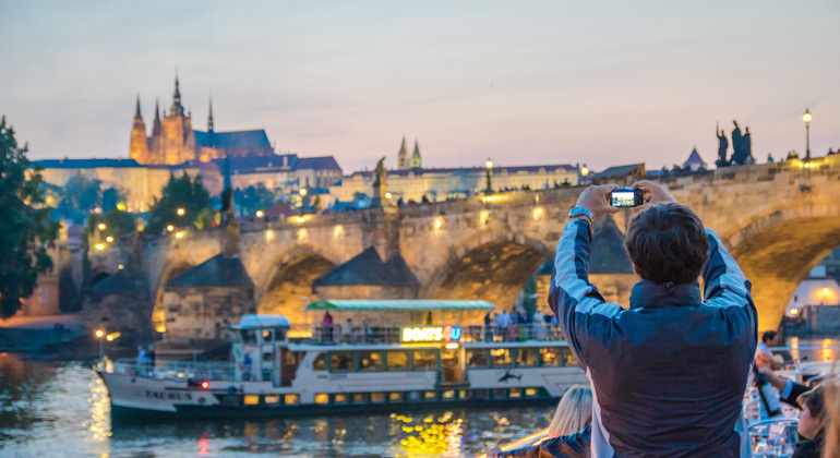 Prague: Sightseeing Boat Cruise with Buffet Dinner