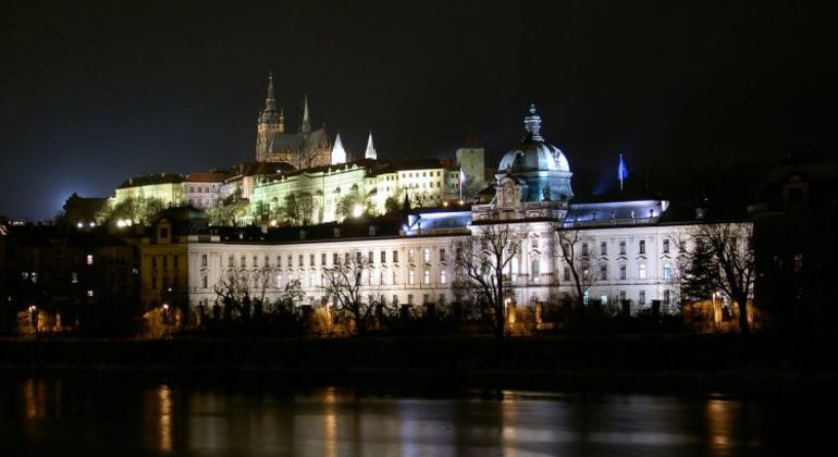 Prague: Sightseeing Boat Cruise with Buffet Dinner