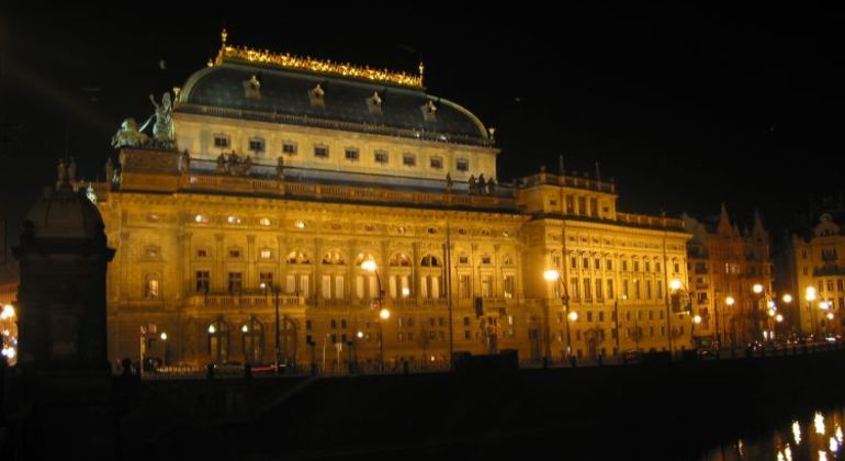 Prague: Sightseeing Boat Cruise with Buffet Dinner