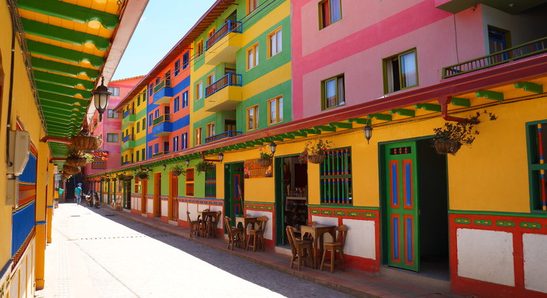 Medellín: Guatapé & El Peñol Private Tour with Hotel Pickup