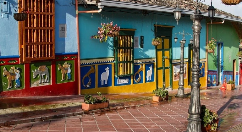 Medellín: Guatapé & El Peñol Private Tour with Hotel Pickup