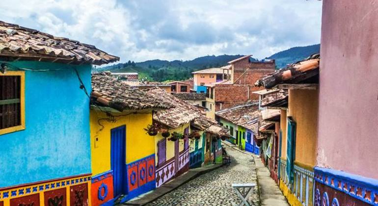 Medellin Tour: Guatape, La Piedra & Lunch