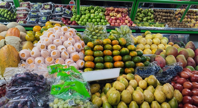 Visita à fruta no Mercado VII de agosto