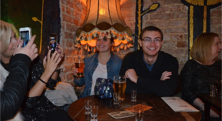 Visite privée de la nuit de la vodka à Varsovie en Fiat rétro