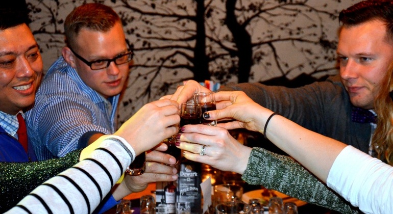Visite privée de la nuit de la vodka à Varsovie en Fiat rétro
