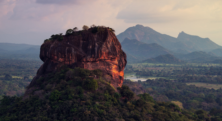 Excursión Privada a la Roca de Sigiriya y al Templo de la Cueva de Dambulla desde Kandy