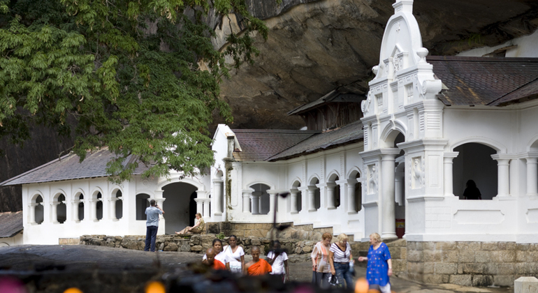 Excursión Privada a la Roca de Sigiriya y al Templo de la Cueva de Dambulla desde Kandy