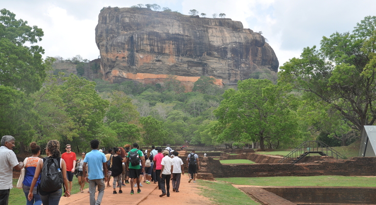 Excursión Privada a la Roca de Sigiriya y al Templo de la Cueva de Dambulla desde Kandy