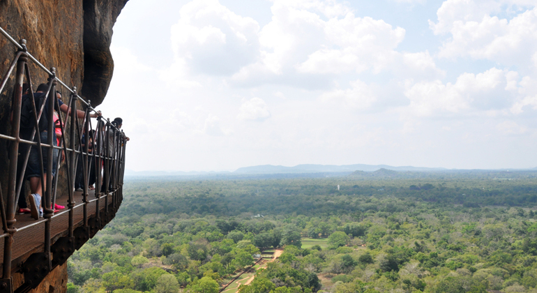 Excursión Privada a la Roca de Sigiriya y al Templo de la Cueva de Dambulla desde Kandy