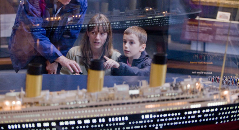 From Belfast : Titanic Experience & Giants Causeway Tour
