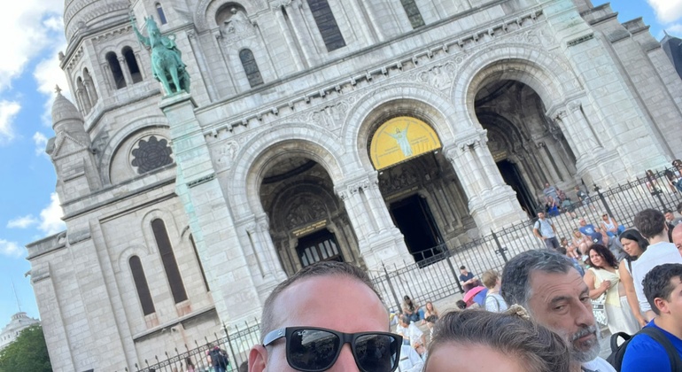 Romantic Montmartre: Self Guided Exploration Game & Walking Tour