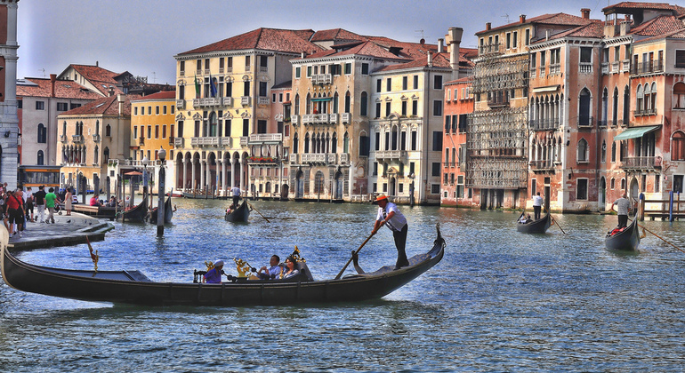 Paseo compartido en góndola por Venecia