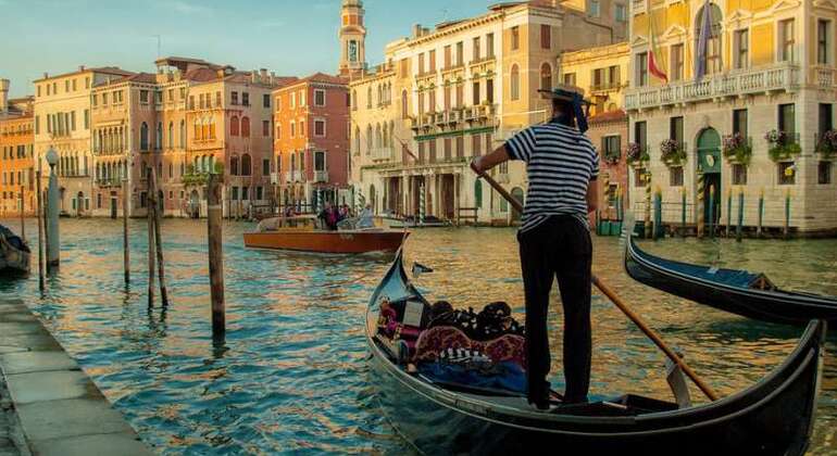 Paseo compartido en góndola por Venecia
