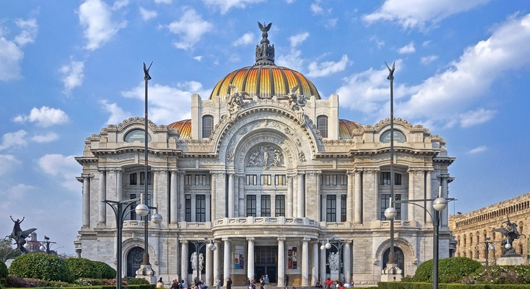 Private Street Food & Bar Crawl in Mexico City Tour