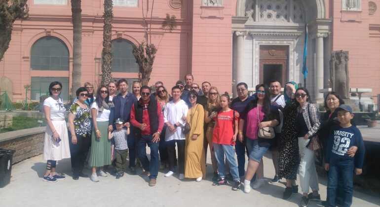 Las pirámides de Giza y el Museo Egipcio desde Alejandría en Coche