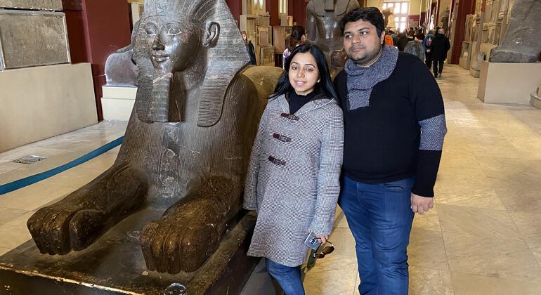 Las pirámides de Giza y el Museo Egipcio desde Alejandría en Coche