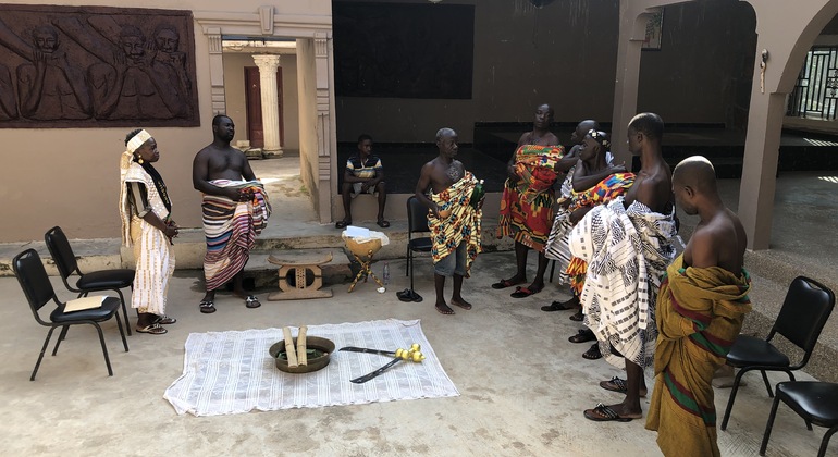 Cérémonie traditionnelle d'attribution de noms et expérience de l'artisanat ashanti.