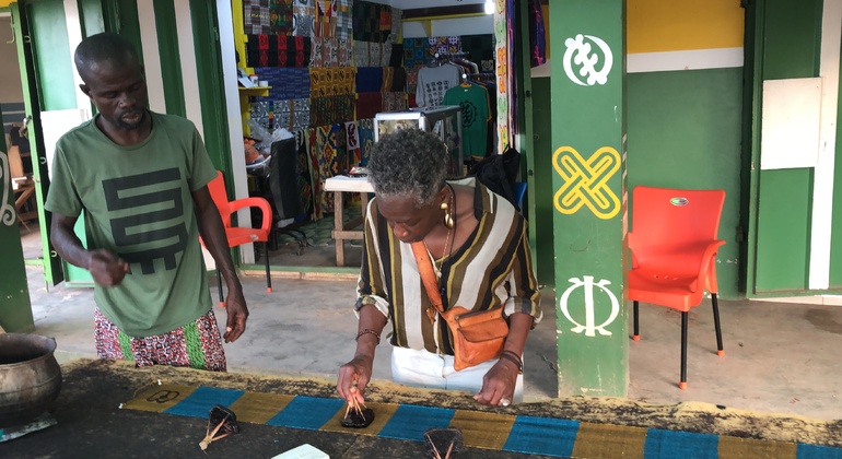Cérémonie traditionnelle d'attribution de noms et expérience de l'artisanat ashanti.