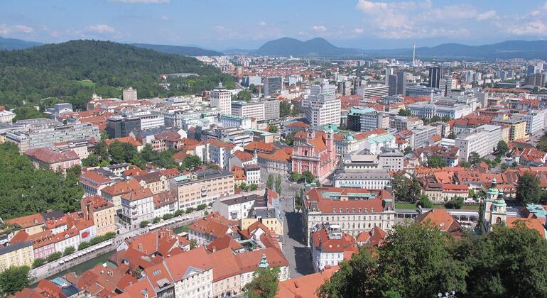 Ljubljana: History, Culture & Hidden Corners Tour with Snacks