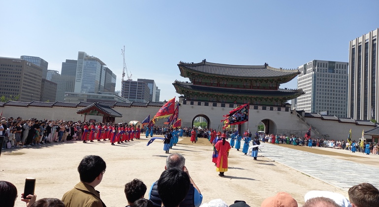 Besichtigung des Gyeongbokgung-Palastes, des Volksmuseums und des Dorfes Bukchon