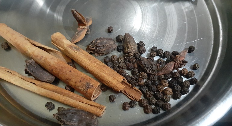 Cours de cuisine avec déjeuner/dîner dans une famille locale