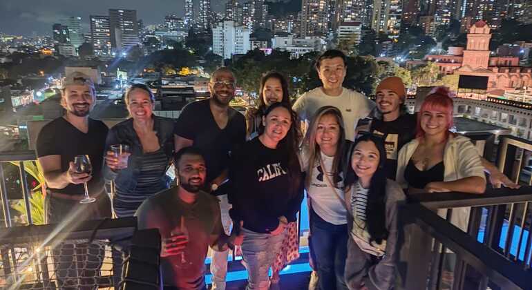 Street Food, Bars und Dachterrassen in Poblado mit einem Einheimischen